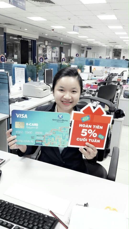Mình tại quầy giao dịch Shinhan Bank Việt Nam