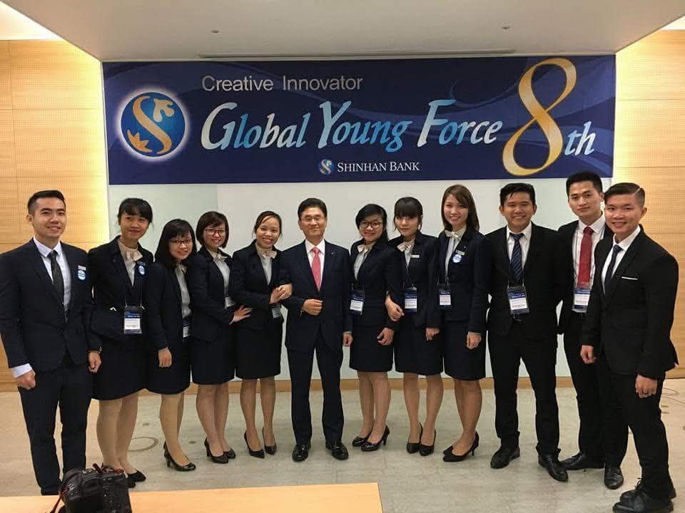 Mình cùng đồng nghiệp tại chương trình Global Young Force của Shinhan Bank